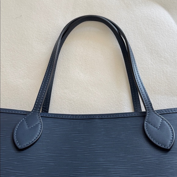 Louis Vuitton
Epi Neverfull MM w/Pouch - Picture 14 of 17